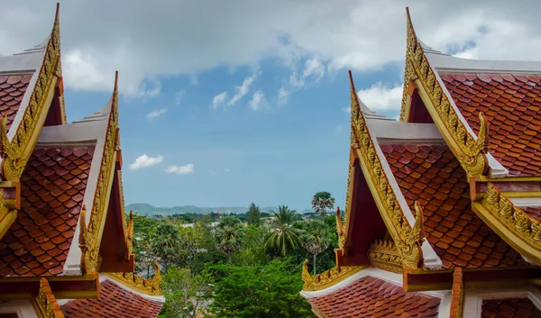 Tayland Mavi Gökyüzünün Altındaki Binaların Mimari Çatılarından Güzel Bir Manzara — Stok fotoğraf