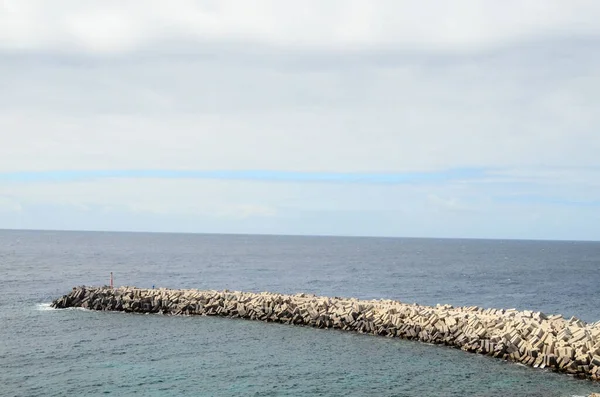 Steinpier Auf Dem Blauen Atlantikwasser — Stockfoto