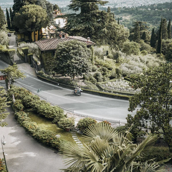 Talya Floransa Nın Yemyeşil Sokaklarında Motosiklet Süren Insanların Hava Görüntüsü — Stok fotoğraf