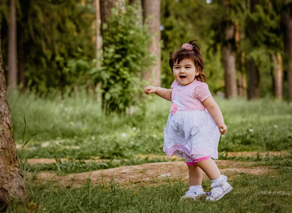 Primo Piano Una Bambina Anni Parco Vicino Una Foresta — Foto Stock