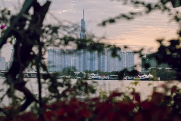 Vietnam Daki Saigon Nehri Kıyısındaki Landmark Bulanık Manzarası Ağaç Yapraklarının — Stok fotoğraf