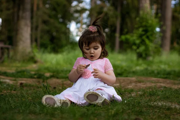 一个2岁小女孩在森林附近的公园里的特写镜头 — 图库照片