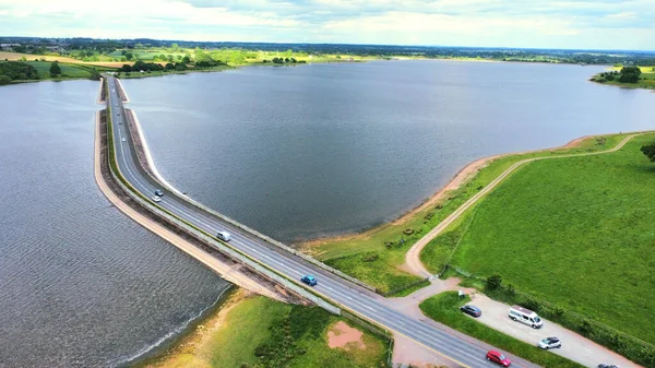 A bird\'s eye view of the traffic on the Blithfield Reservoir in England