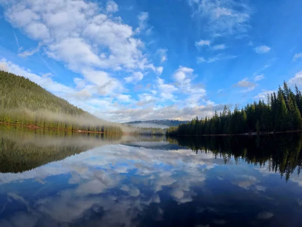 Scatto Scenografico Lago Calmo Con Alberi Nuvole Che Riflettono Sull — Foto Stock