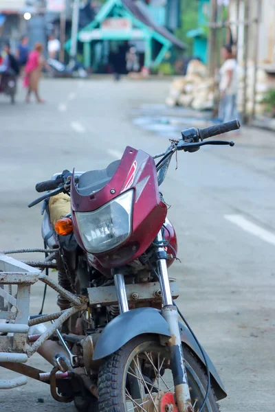Filipinler Bir Caddeye Park Etmiş Bir Motosikletin Yakın Çekimi — Stok fotoğraf