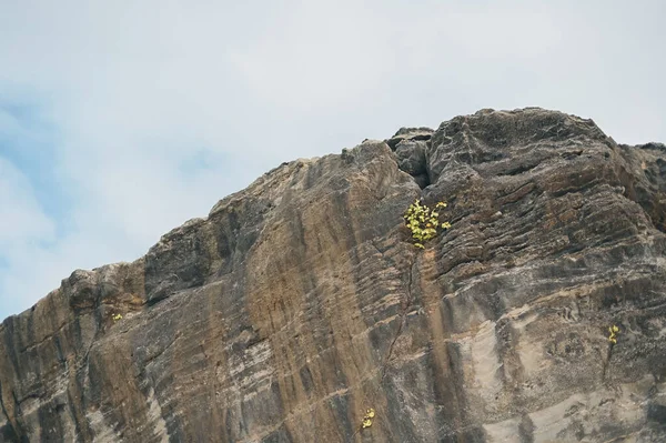 Une Grande Formation Rocheuse Contre Ciel Nuageux — Photo