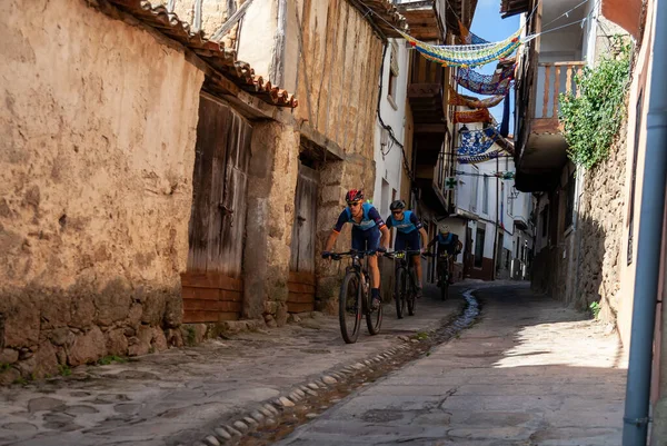 骑自行车的人参加了穿越埃斯特雷马杜拉维拉地区山区的山地挑战 德塞罗征服德拉萨 — 图库照片