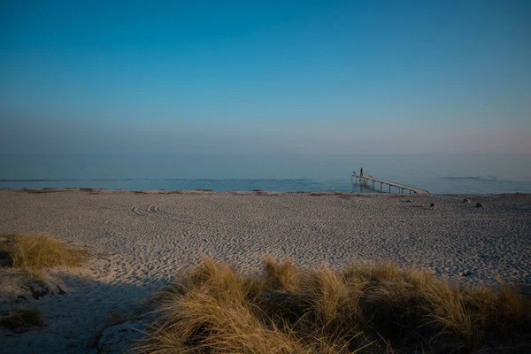 Une Plage Sable Idyllique Avec Une Jetée — Photo