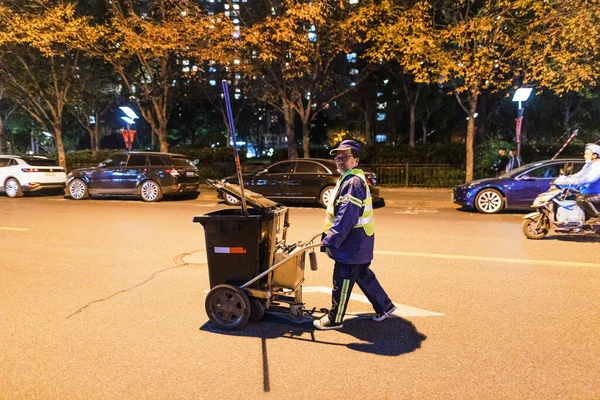 一名身穿制服的男子清扫中国上海的街道 — 图库照片