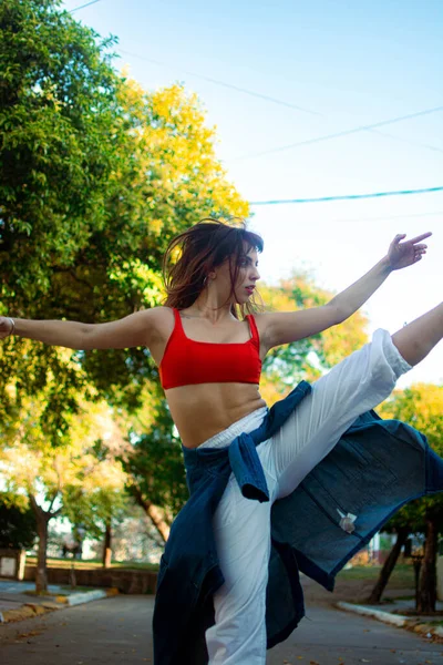 Tiro Vertical Uma Mulher Hispânica Dançando Descalça Livre — Fotografia de Stock