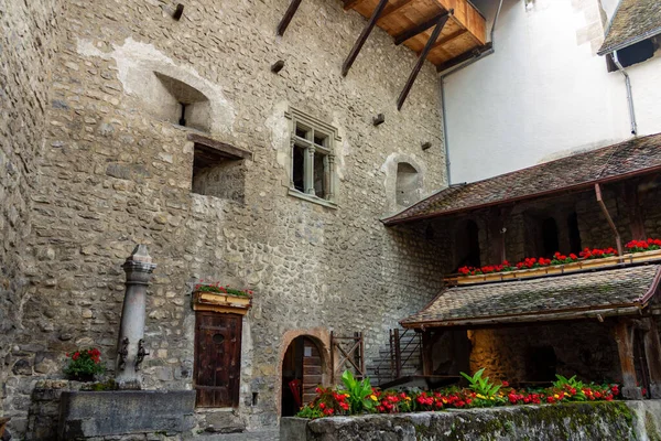 Eine Schöne Aufnahme Vom Innenhof Des Mittelalterlichen Schlosses Chillon Veytaux — Stockfoto