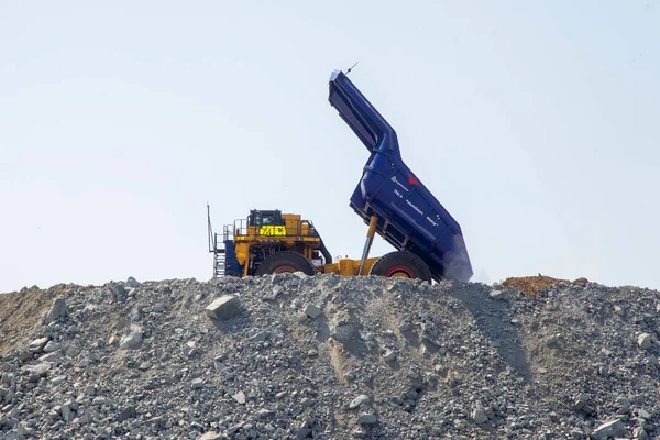 Una Toma Ángulo Bajo Tronco Volcado Azul Amarillo Sitio Construcción — Foto de Stock