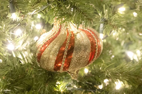 Een Close Van Het Kerstspeelgoed Verlicht Door Twinkelende Lichten Geselecteerde — Stockfoto