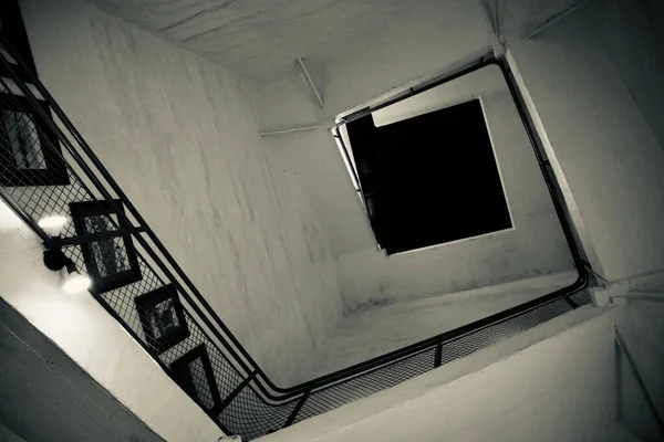 楼梯间的黑白照片 楼里有一个形状的格子 — 图库照片