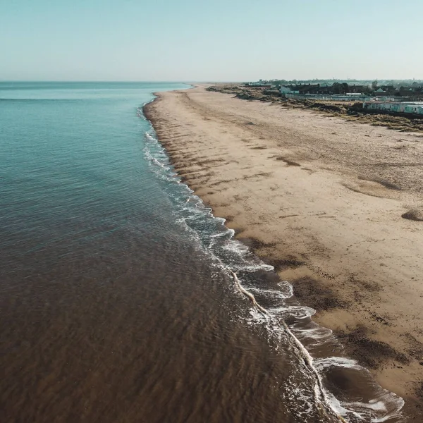 ภาพถ ายทางอากาศของชายหาดท างเปล าในว แดด — ภาพถ่ายสต็อก