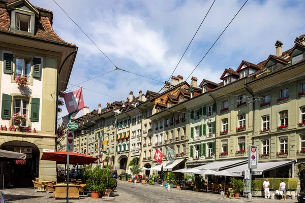 Uma Vista Casas Históricas Típicas Com Restaurantes Lojas Centro Berna — Fotografia de Stock