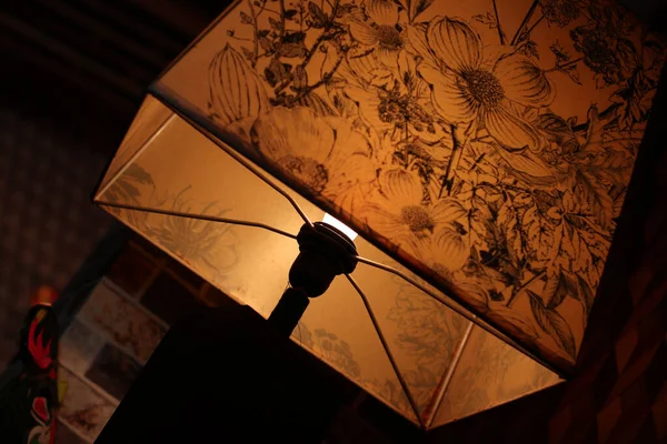 Een Lage Hoek Close Van Een Verlichte Lamp Met Bloemen — Stockfoto