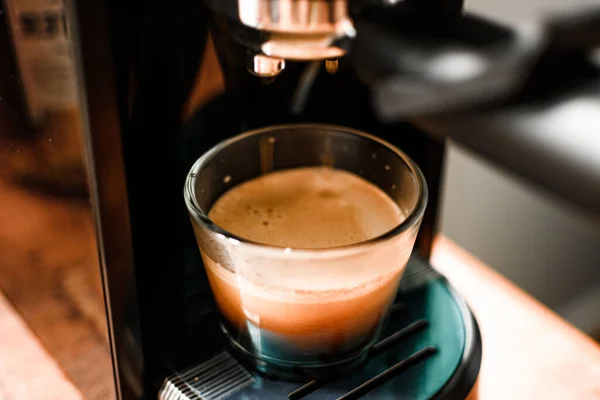Кофе Эспрессо Автоматизированной Кофеварки — стоковое фото