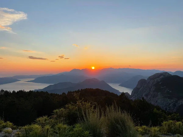 モンテネグロの日没時に海の近くの美しい山々の空の景色 — ストック写真