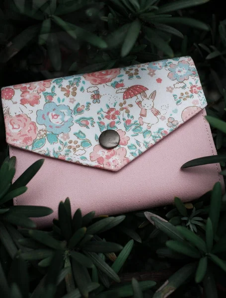 Close Uma Bolsa Rosa Bonito Com Padrão Floral Folhas Verdes — Fotografia de Stock