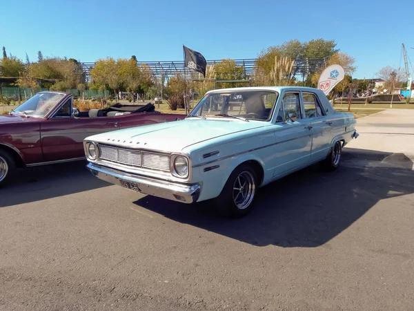 Eski Beyaz Valiant 1960 Chrysler Compact Kapılı Sedan Manzara Izgara — Stok fotoğraf