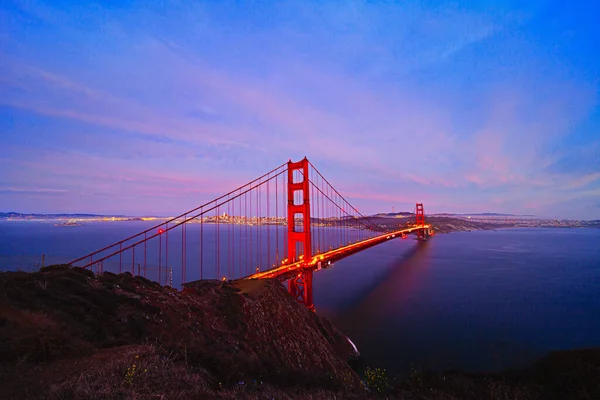 Gün batımında Golden Gate Köprüsü 'nün güzel bir görüntüsü.