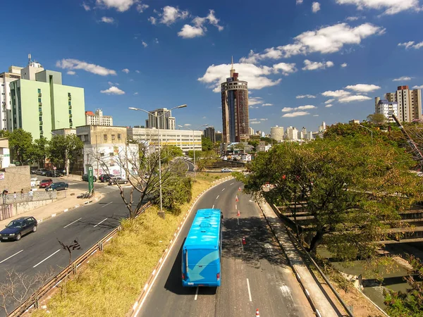 贝洛奥里藏特市的建筑和交通情况 — 图库照片