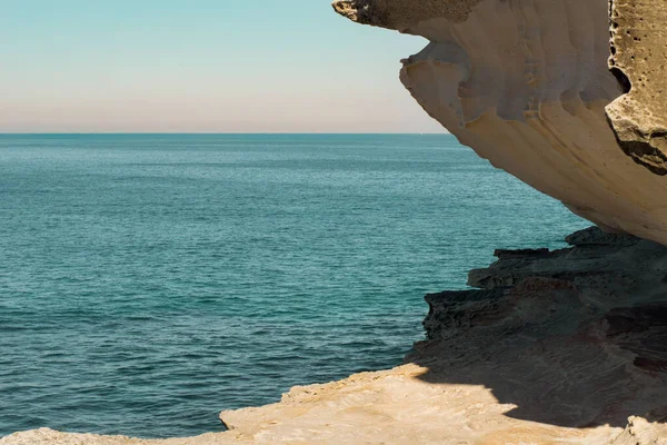 Felsen Auf Einer Klippe Mit Blick Auf Den Ozean Bei — Stockfoto