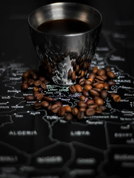 Vertikální Záběr Šálku Černé Kávy Mapě Evropy Důrazem Itálii — Stock fotografie