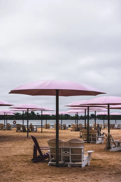 Eine Vertikale Nahaufnahme Von Sonnenschirmen Und Stühlen Sugar Beach Toronto — Stockfoto