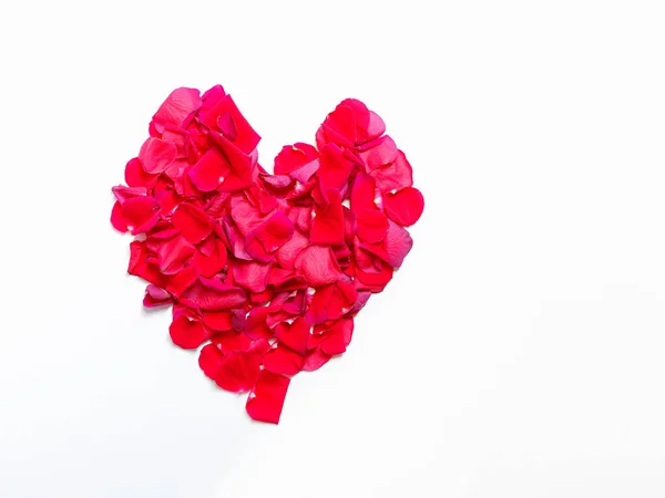 Beyaz Arka Planda Kırmızı Gül Yapraklarından Yapılmış Bir Kalbin Üst — Stok fotoğraf