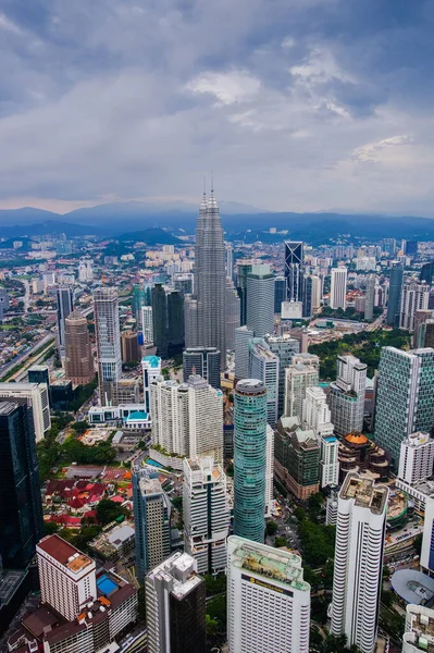 多云天气下吉隆坡城市景观的垂直航拍 — 图库照片