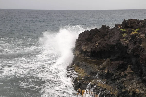 Fuertes Olas Estrellan Costa Volcánica Tenerife Islas Canarias —  Fotos de Stock