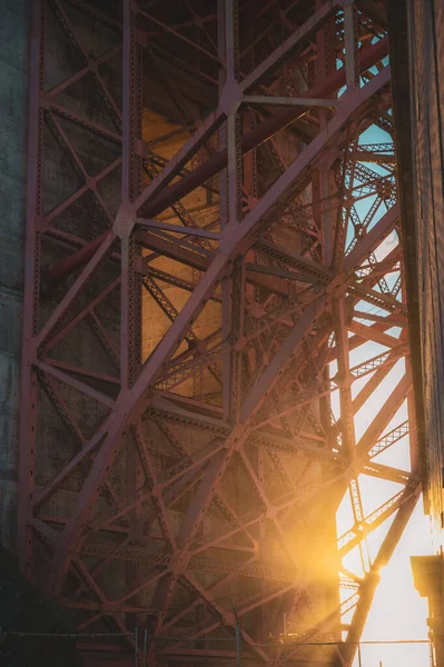 Eine Vertikale Aufnahme Einer Metallkonstruktion Einer Brücke — Stockfoto