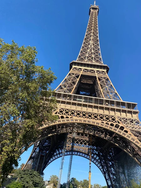 Снимок Эйфелевой Башни Голубым Небом Солнечный День Париже Франция — стоковое фото