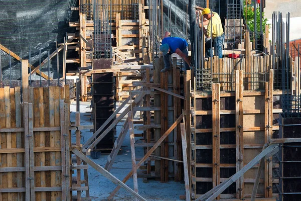 Robotnicy Budowlani Budują Dom Pod Budowę Przy Pomocy Płynnej Maszyny — Zdjęcie stockowe