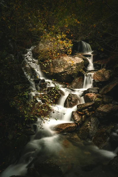 一条风景秀丽的小溪流过荒野中奇特的岩石 — 图库照片