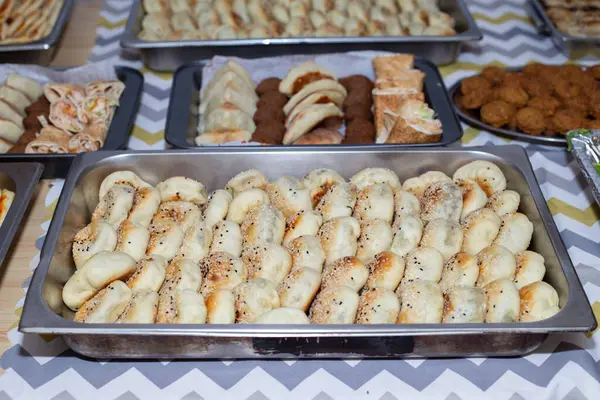 Een Smakelijk Parmezaans Brood Een Metalen Dienblad Met Wazig Eten — Stockfoto