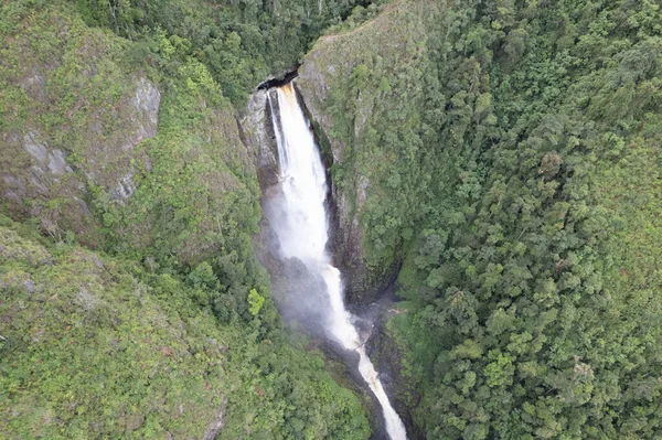 Uma Bela Foto Uma Cachoeira Fluindo Das Falésias — Fotografia de Stock