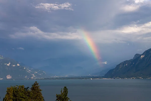 Belo Tiro Arco Íris Sobre Lago Tempo Nublado — Fotografia de Stock