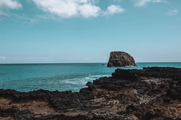 Ein Schöner Blick Auf Einen Ozean Mit Der Felsigen Küste — Stockfoto
