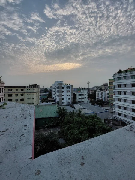 Ένα Κάθετο Πλάνο Του Βραδινού Ουρανού Κυματιστά Σύννεφα Θέα Από — Φωτογραφία Αρχείου