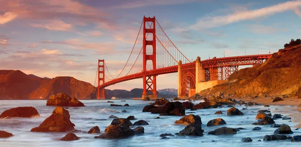 Gün batımında Golden Gate Köprüsü 'nün perspektif çekimi, San Francisco.