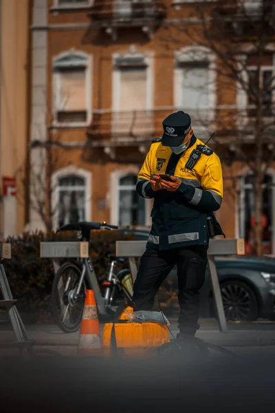 Výběr Policisty Masce Poblíž Staveniště Lisabonu — Stock fotografie