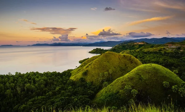 Uma Bela Paisagem Colinas Verdes Frente Para Oceano Pôr Sol — Fotografia de Stock