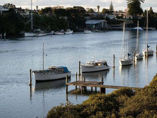 Tamaki Nehri 'nin (Auckland, Yeni Zelanda) demirli tekneleriyle hava manzarası. Stok fotoğrafı.