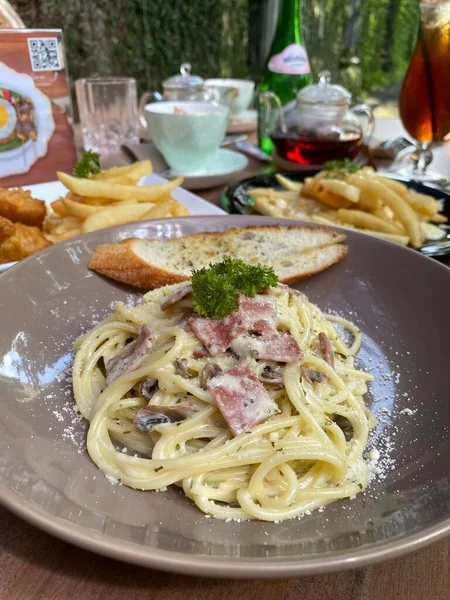 意大利面小吃餐馆里用木桌上的意大利面做的美味食物的特写 — 图库照片