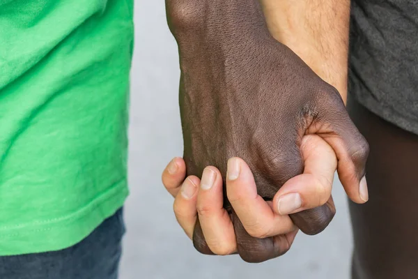 Ein Paar Homosexuelle Paare Die Hände Verschiedener Rassen Halten Gehen — Stockfoto