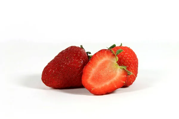 Primer Plano Hermosas Fresas Maduras Sobre Fondo Blanco —  Fotos de Stock