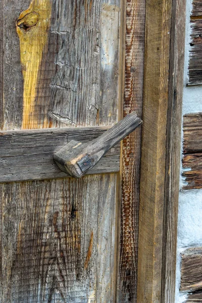 Zbliżenie Starej Drewnianej Teksturowanej Zatrzasku Drzwi Kabiny Dziennika — Zdjęcie stockowe